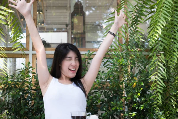 Asiático mujer sentarse en al aire libre café. joven hembra adulto con natural —  Fotos de Stock