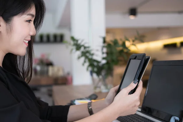 Деловая женщина использует планшет на рабочем месте. молодая женщина, работающая на — стоковое фото