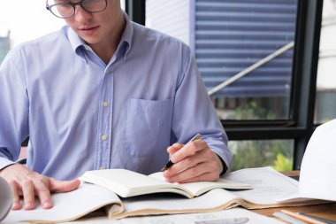 İnşaat plan ofiste çalışan mimar. mühendis inspe