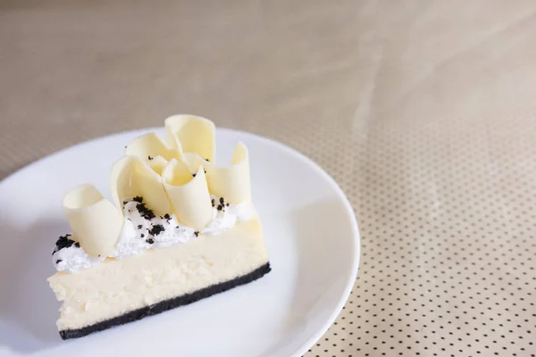 Άσπρο και νόστιμο κέικ σοκολάτας. νόστιμο επιδόρπιο στο άσπρο πιάτο. Χο — Φωτογραφία Αρχείου