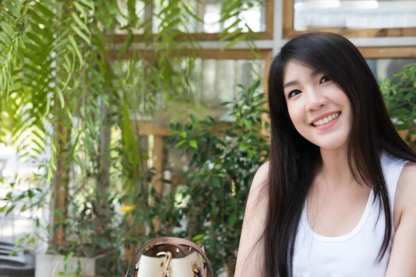 Asijské žena sedět ve venkovní kavárně. mladá dospělá žena s přírodním — Stock fotografie