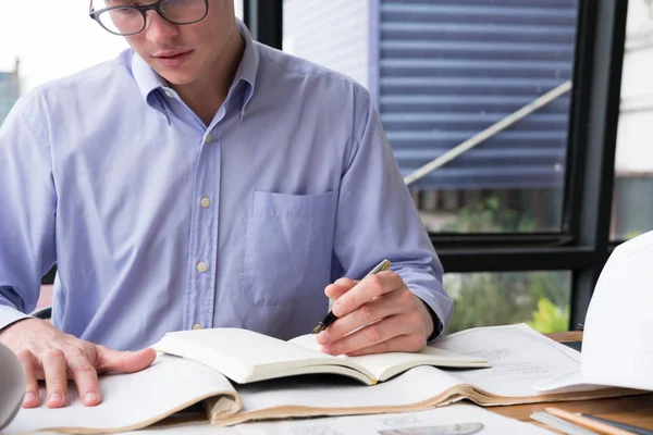 İnşaat plan ofiste çalışan mimar. mühendis inspe