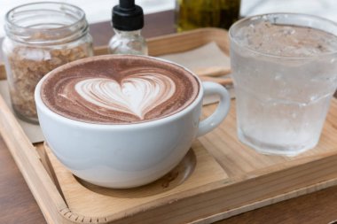 sıcak çikolata meşrubatının kalp latte sanat ile. leziz kakao bever