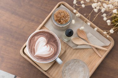 sıcak çikolata meşrubatının kalp latte sanat ile. leziz kakao bever