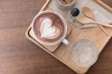 sıcak çikolata meşrubatının kalp latte sanat ile. leziz kakao bever