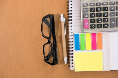 Yapışkan Not, hesap makinesi, tükenmez kalem, boş defter, gözlük camı