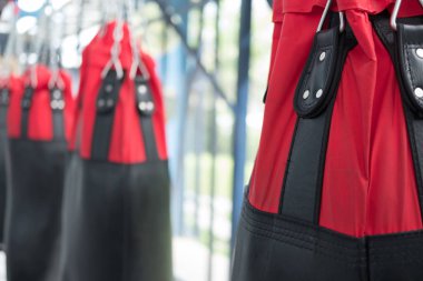 isabet ve boks spor salonunda delme için kum torbası. Spor, fitness l