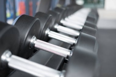 Halter salonunda satır. Siyah dumbbell spor fitness cen içinde ayarla