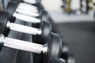 Halter salonunda satır. Siyah dumbbell spor fitness cen içinde ayarla