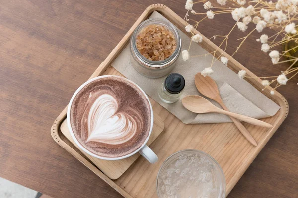 sıcak çikolata meşrubatının kalp latte sanat ile. leziz kakao bever