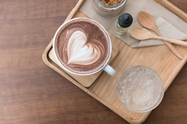 sıcak çikolata meşrubatının kalp latte sanat ile. leziz kakao bever