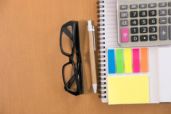 Yapışkan Not, hesap makinesi, tükenmez kalem, boş defter, gözlük camı