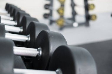 Halter salonunda satır. Siyah dumbbell spor fitness cen içinde ayarla