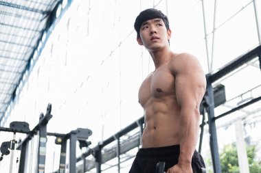 adam Asansör halter salonunda. Fitnes içinde çalışma dışarı vücut geliştirmeci erkek