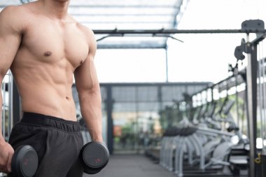 adam Asansör halter salonunda. Fitnes içinde çalışma dışarı vücut geliştirmeci erkek