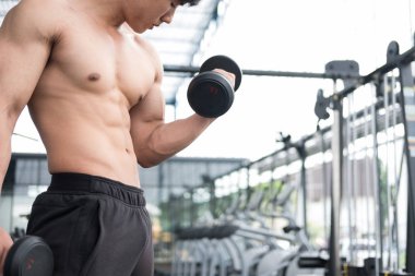 adam Asansör halter salonunda. Fitnes içinde çalışma dışarı vücut geliştirmeci erkek