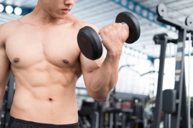 adam Asansör halter salonunda. Fitnes içinde çalışma dışarı vücut geliştirmeci erkek