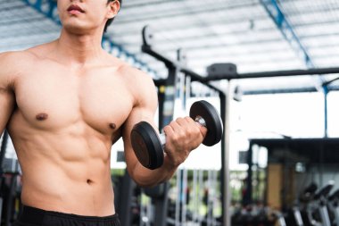 adam Asansör halter salonunda. Fitnes içinde çalışma dışarı vücut geliştirmeci erkek