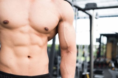 adam atlet spor salonunda eğitim için hazırlayın. çalışma vücut geliştirmeci erkek