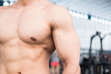 adam atlet spor salonunda eğitim için hazırlayın. çalışma vücut geliştirmeci erkek