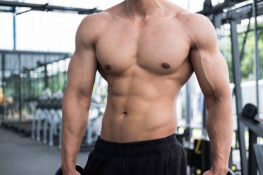 adam Asansör halter salonunda. Fitnes içinde çalışma dışarı vücut geliştirmeci erkek