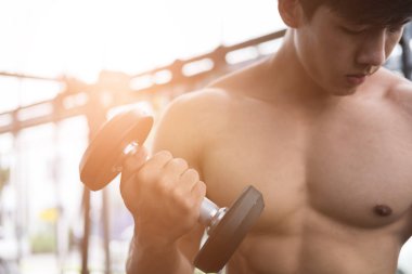 adam Asansör halter salonunda. Fitnes içinde çalışma dışarı vücut geliştirmeci erkek