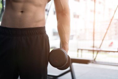 adam Asansör halter salonunda. Fitnes içinde çalışma dışarı vücut geliştirmeci erkek