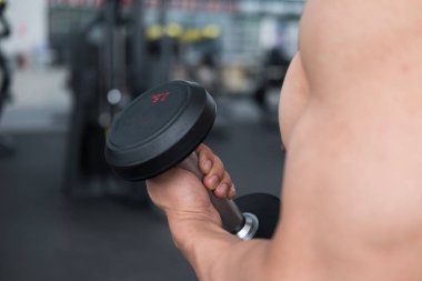 adam Asansör halter salonunda. Fitnes içinde çalışma dışarı vücut geliştirmeci erkek