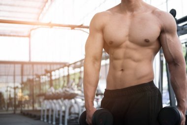 adam Asansör halter salonunda. Fitnes içinde çalışma dışarı vücut geliştirmeci erkek