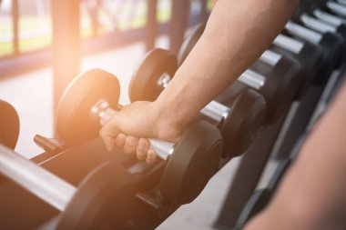 genç adam fitness merkezinde egzersiz yürütmek. erkek atlet choos