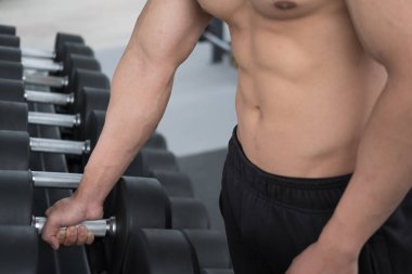 genç adam fitness merkezinde egzersiz yürütmek. erkek atlet choos