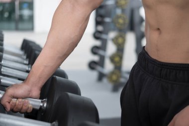 genç adam fitness merkezinde egzersiz yürütmek. erkek atlet choos