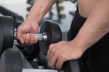 genç adam fitness merkezinde egzersiz yürütmek. erkek atlet choos