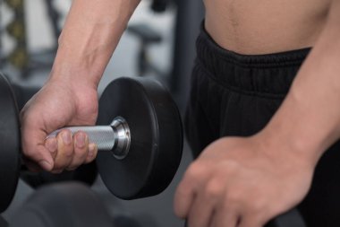 genç adam fitness merkezinde egzersiz yürütmek. erkek atlet choos