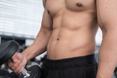 adam Asansör halter salonunda. Fitnes içinde çalışma dışarı vücut geliştirmeci erkek