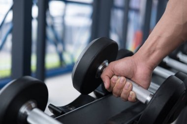 genç adam fitness merkezinde egzersiz yürütmek. erkek atlet choos