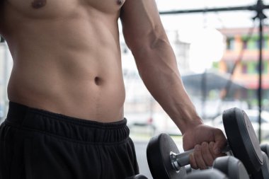 genç adam fitness merkezinde egzersiz yürütmek. erkek atlet choos