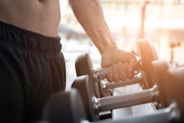 genç adam fitness merkezinde egzersiz yürütmek. erkek atlet choos