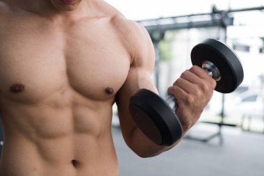 adam Asansör halter salonunda. Fitnes içinde çalışma dışarı vücut geliştirmeci erkek