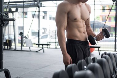 adam Asansör halter salonunda. Fitnes içinde çalışma dışarı vücut geliştirmeci erkek