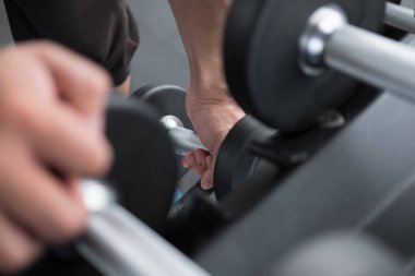 genç adam fitness merkezinde egzersiz yürütmek. erkek atlet choos