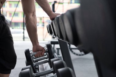 genç adam fitness merkezinde egzersiz yürütmek. erkek atlet choos