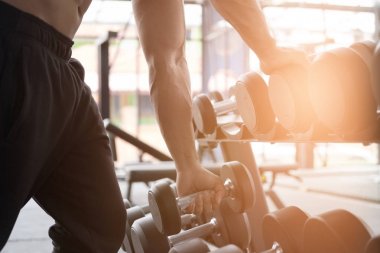 genç adam fitness merkezinde egzersiz yürütmek. erkek atlet choos