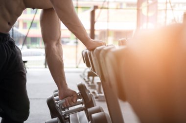 genç adam fitness merkezinde egzersiz yürütmek. erkek atlet choos