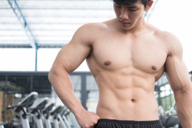 adam atlet spor salonunda eğitim için hazırlayın. çalışma vücut geliştirmeci erkek