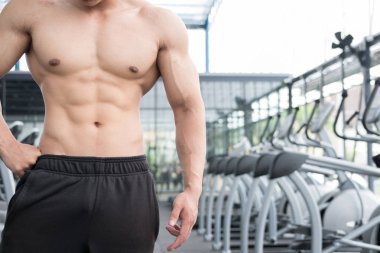 adam atlet spor salonunda eğitim için hazırlayın. çalışma vücut geliştirmeci erkek
