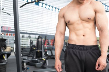 adam atlet spor salonunda eğitim için hazırlayın. çalışma vücut geliştirmeci erkek