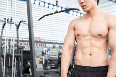 adam atlet spor salonunda eğitim için hazırlayın. çalışma vücut geliştirmeci erkek