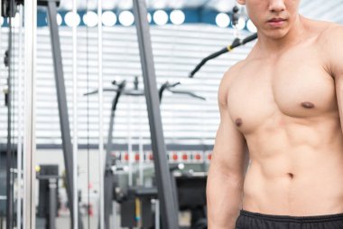 adam atlet spor salonunda eğitim için hazırlayın. çalışma vücut geliştirmeci erkek