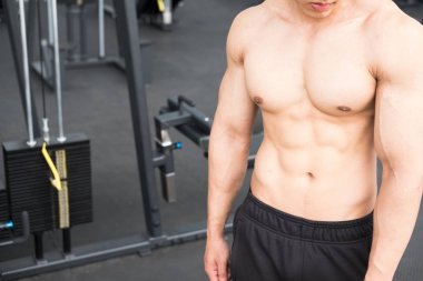 adam atlet spor salonunda eğitim için hazırlayın. çalışma vücut geliştirmeci erkek